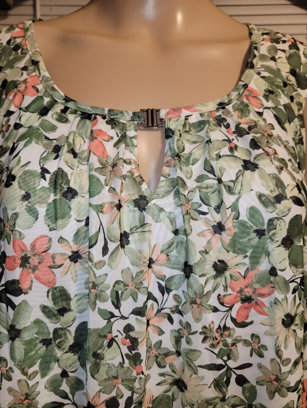 Emaline Sleeveless Green Floral Keyhole Women's Top. - Picture 2 of 6